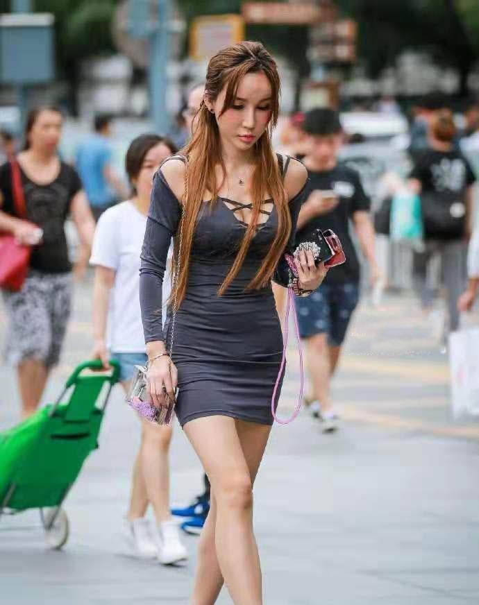 新颖|设计新颖的吊带连衣裙展现美丽的天鹅颈,简约又彰显气质