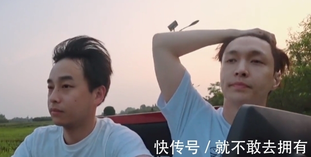 造型师|何炅在《拜托了》曝张艺兴料,称自带造型师来蘑菇屋,理由很搞笑