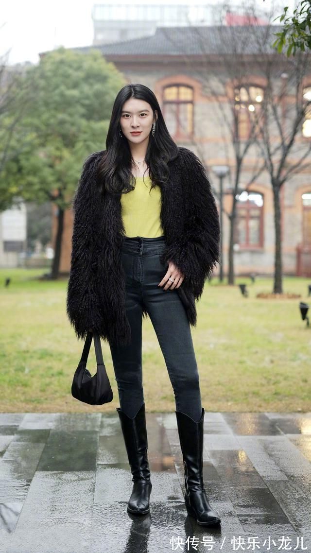 美女 小姐白色的纱裙搭配灰色的西装,真是好看