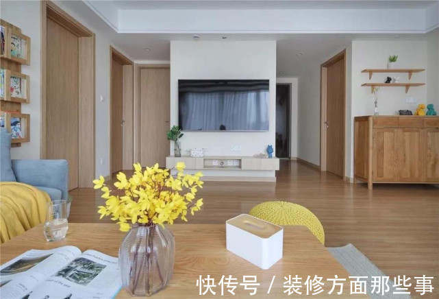 玄关|92平墙面创意的搁架和挂画结合加上原木风的茶几，清新而又自然