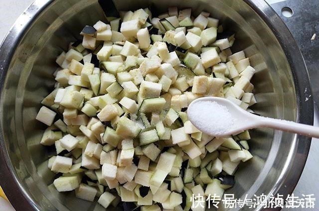 入秋,这菜再不吃就下市了,腌制好做成包子蒸一锅,吃起来特香