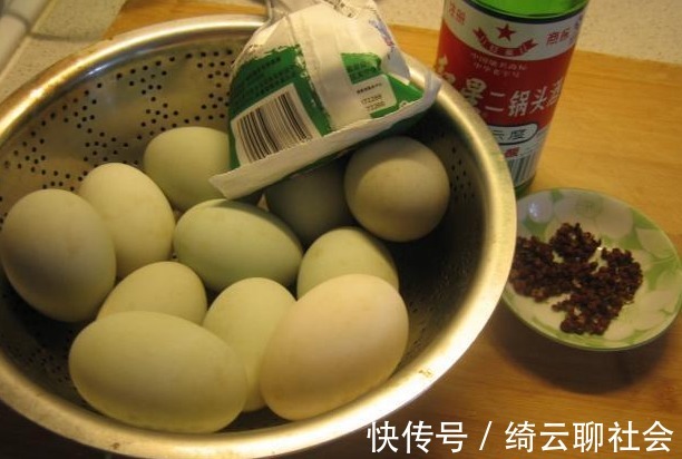 白酒|腌咸鸭蛋时,用盐和白酒很普通,大厨教你方法,个个流油起沙!