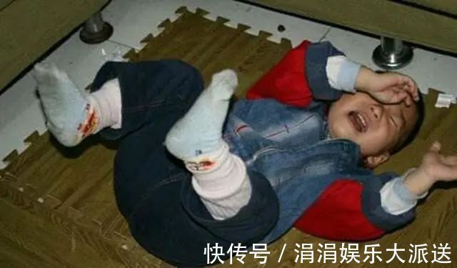 超市|嫌玩具太贵,宝爸超市倒地撒泼打滚,儿子我不要了还不行吗