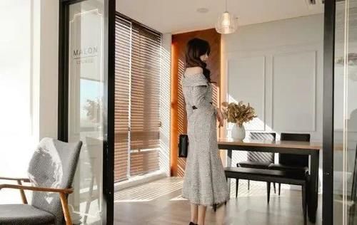  气质|美女穿搭：曼妙幽灰搭肩磨砂衣裙，典雅气质，女人味在蔓延