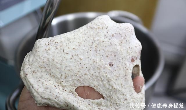 不用发酵就能烤的面包，暄软又筋道，加这料麦香浓郁，早餐吃不够