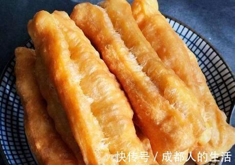 配方|炸油条时,记住配方和3个小技巧,油条蓬松香酥脆,一次就做成功