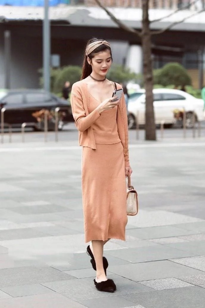 吊带|娉婷袅娜的小美女,身穿吊带配牛仔裤,尊贵优雅显大气