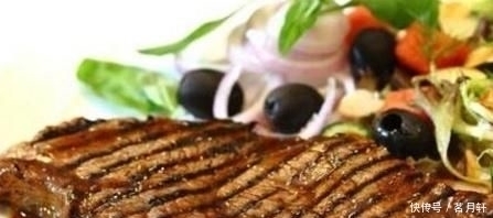 服务员|为啥去西餐厅，服务员先上一份免费的面包？知道真相后你还吃吗？