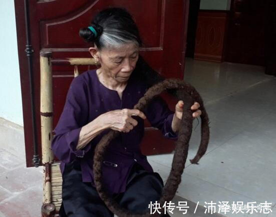 长头发|84岁农村老奶奶,25年不剪头发,头发变成了一根“蛇”