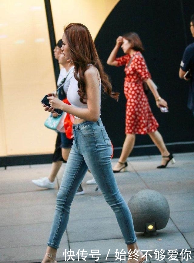 优雅|街拍:小姐姐气质甜美可人,白色连衣裙外搭披风,优雅大方!