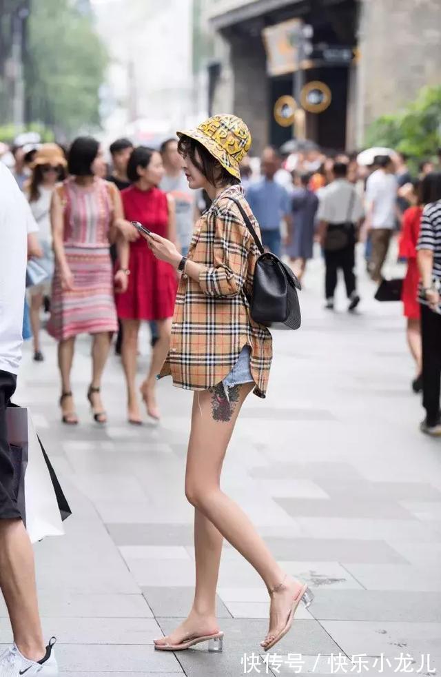 身材高挑 斜肩式衬衫裙,气质中透露优雅,收腰款式凸显出更好的身材