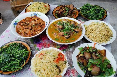  中秋回家，丈母娘准备的9菜1汤，丰盛美味，全家吃得其乐融融