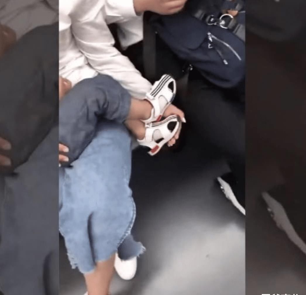 电梯|地铁上,妈妈抱孩子的动作火了,网友:教养无关贫富,体现在生活