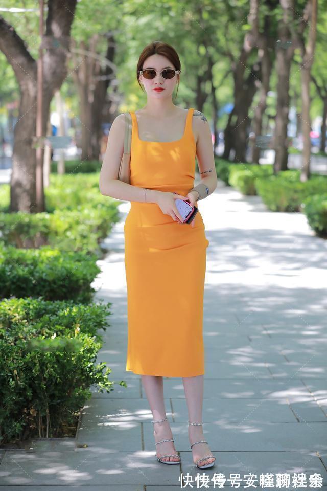 搭配 美女穿着透明高跟凉鞋,非常有吸引力,走在大街上就是一道风景线