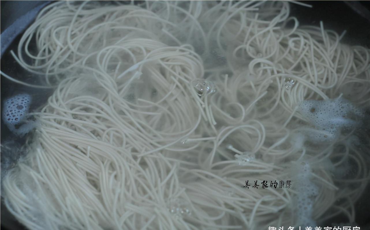 秋天吃早餐,迷上了此款!汤汁鲜浓,面条油润,做法超简单!