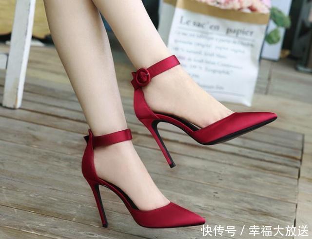魅力 高跟鞋搭配紧致连衣裙,高雅不俗,给你蜕变与突破