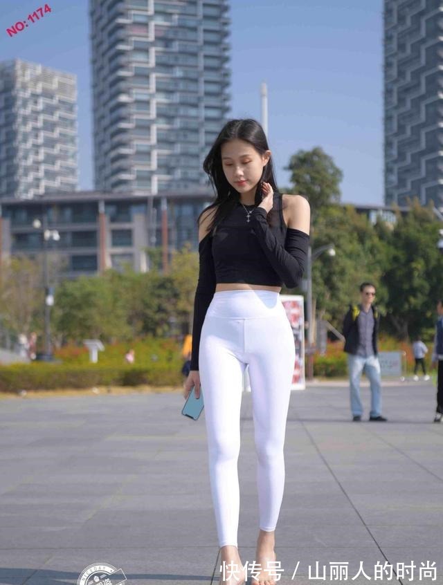 美女 “宽胯”的瑜伽裤美女,着装就要选择时髦一点的,有点新奇!