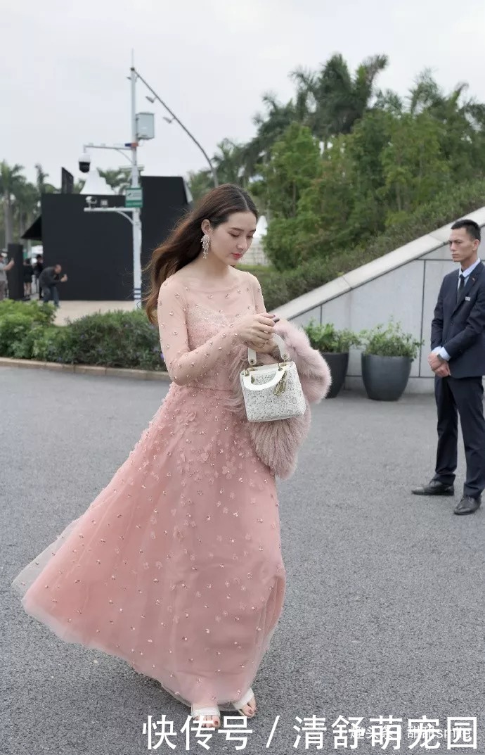 美女脚上搭配着一双尖头的粉色高跟鞋,让她看上去既年轻又有气质