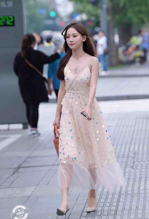 女人 美丽十足的连衣裙穿搭端庄有气质，展现女人的娇美，唯美俏皮
