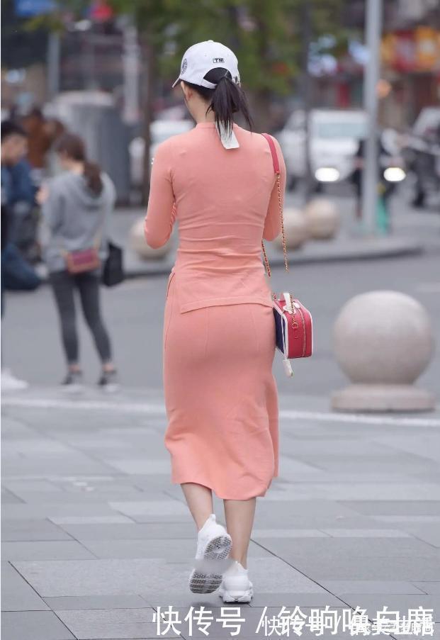 美眉们 肉粉色包臀裙搭配平底小白鞋,简约时尚,青春减龄