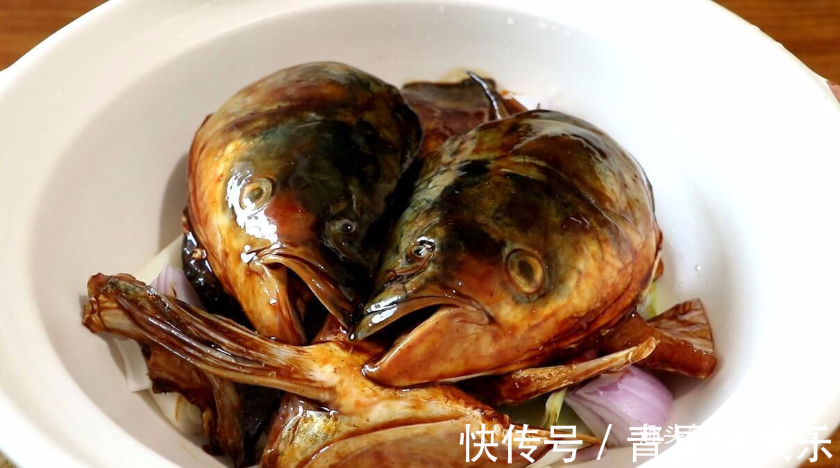 教你做砂锅焗鱼头，全过程不加水，鱼肉鲜嫩入味，做法简单易学