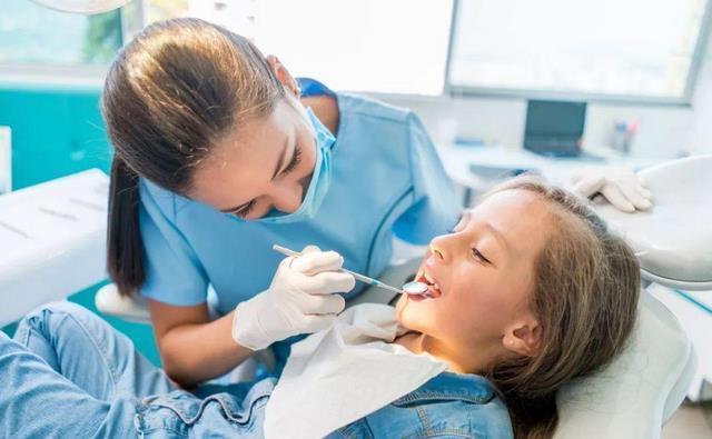 电动牙刷|美国牙医建议七岁之前不要自己刷牙?很多中国父母教育错了