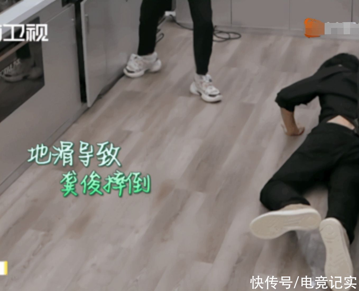 廚房|《中餐廳》廚房房頂坍塌后，龔俊因地滑摔倒，安全隱患令人擔憂