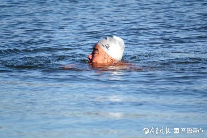 龙湖湿地公园|不怕冷！济南龙湖湿地冬泳爱好者，水中尽情畅游