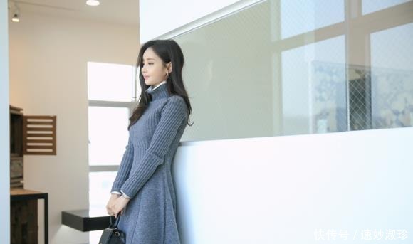 蓝灰色|孙允珠高清美图:麻纹高领蓝灰色甜美针织裙!