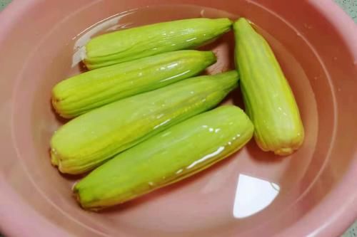 调料|煮玉米只加清水是不行的，有了这两味调料，玉米软糯香甜，更入味