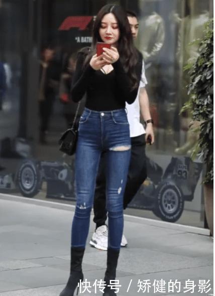 牛仔裤|黑色低胸紧身长袖衫搭配紧身高腰牛仔裤,款式简单,低调有内涵