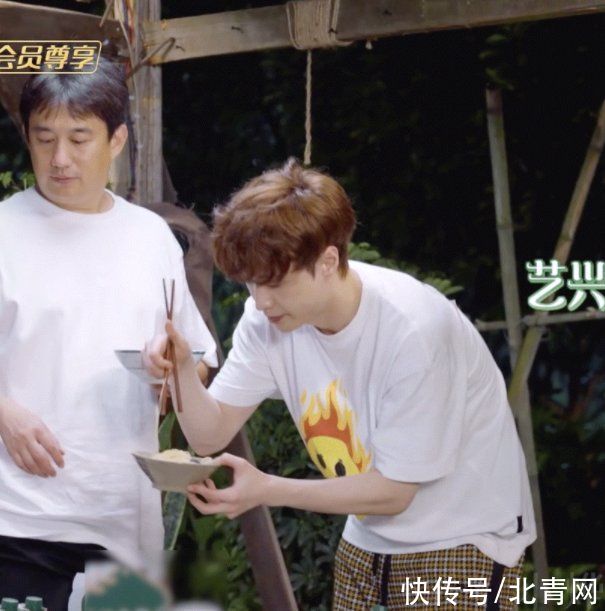 张艺兴|细节见人品!张艺兴用筷子的另一头夹面 网友:被你的教养圈粉