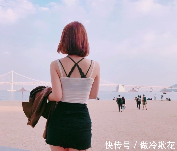 樱桃小嘴|街拍:短发女神,樱桃小嘴,很美丽!