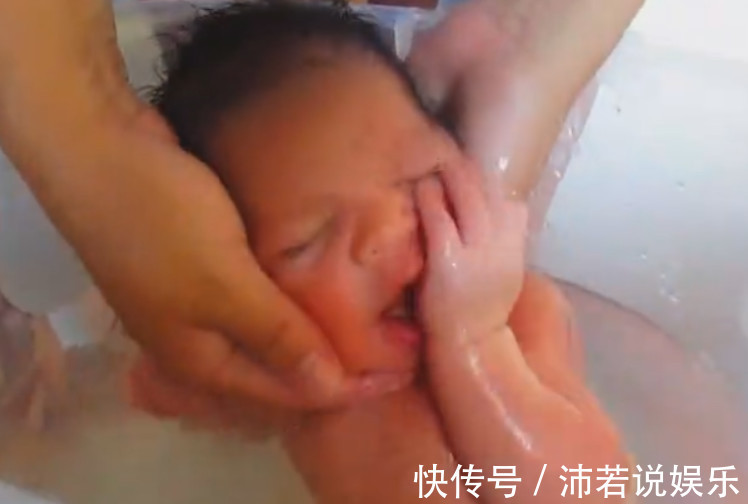 妈妈|给新生儿洗澡,她还以为在妈妈肚子里,简直不要太可爱!