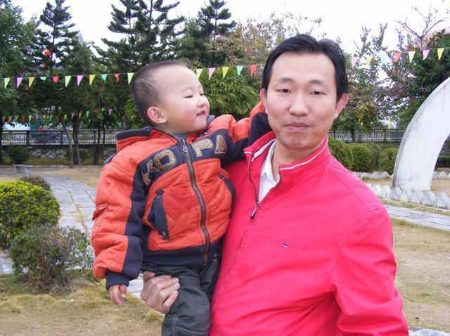 爸爸们|爸爸为哄女儿开心,将自己打扮成“妈妈”,却因太漂亮走红网络