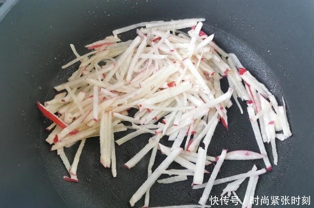 萝卜加2个鸡蛋,煮出来的汤竟如此鲜美,天冷喝,暖身暖胃还低脂