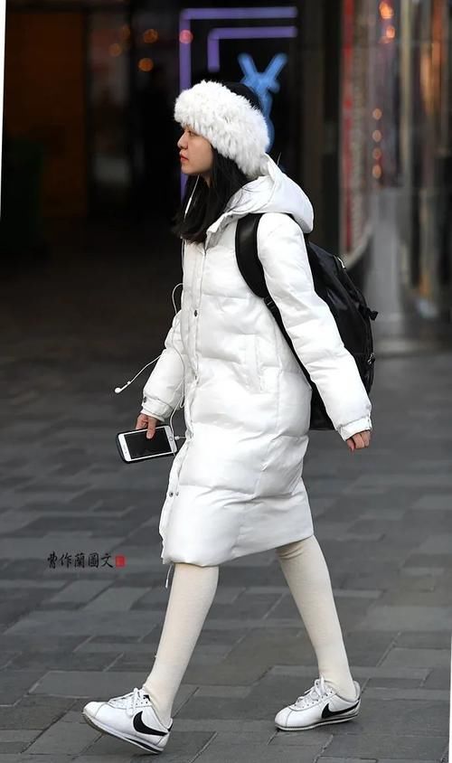 街拍:清新亮眼的白丝袜美女