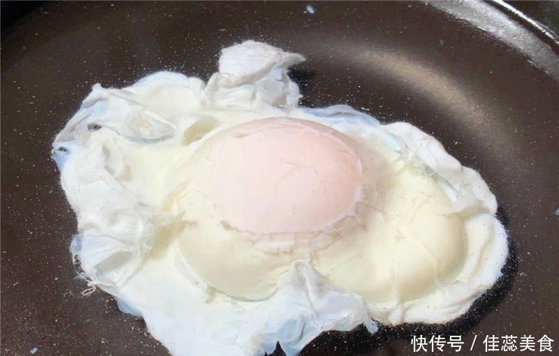 水煮荷包蛋,总有白沫还会散?只要在水中加点它,个个圆嫩不散花