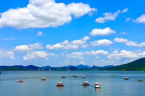 浙江一处低调湖泊景区，可与西湖、太湖相媲美，面积是西湖的四倍