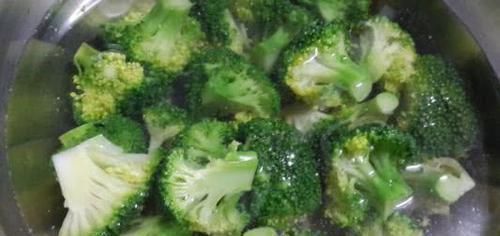 家里的主厨要注意:4种蔬菜吃之前一定要焯水,避免食物中毒