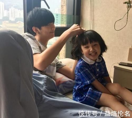 家长|7岁男孩医院照顾弟弟迅速走红，高颜又暖心，网友：想要同款哥哥