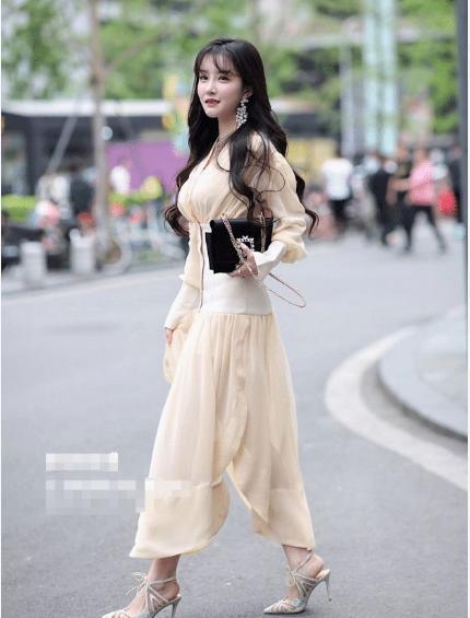 黑色|米色束腰连衣裙搭配黑色包包,气质迷人,公主范十足
