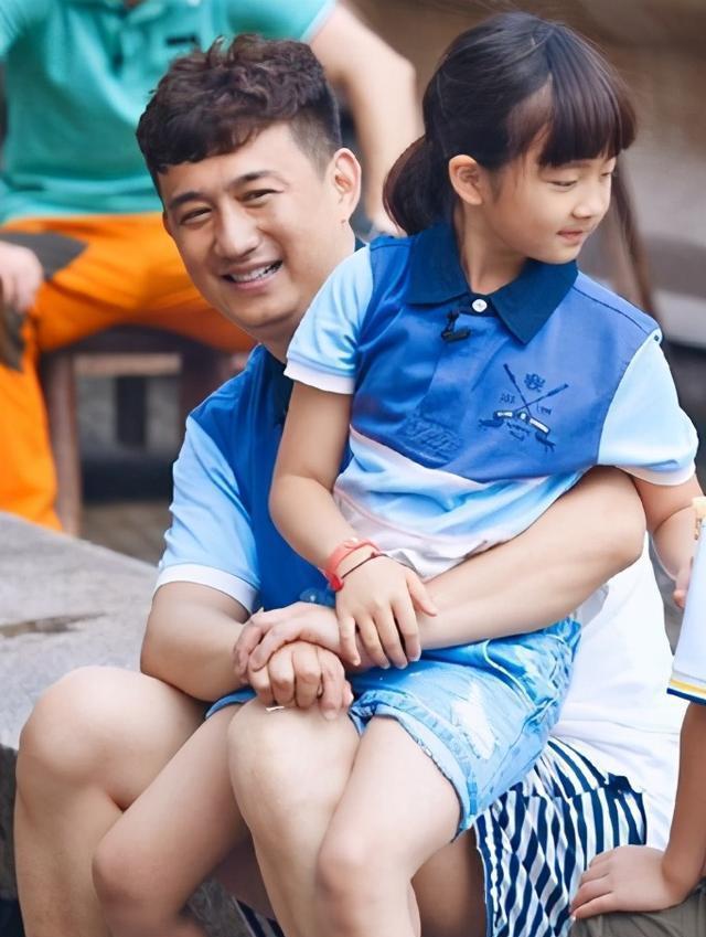 弟弟趁着姐姐看电视,站在姐姐旁偷吃鸡腿,姐姐一低头被萌到了