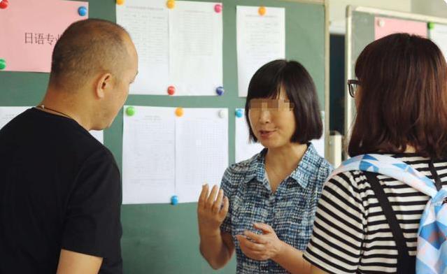 宝妈|幼儿园接娃放学也有“鄙视链”?高收入宝妈只能排底层,太难了