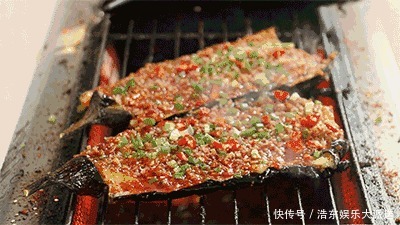 干净|茄子像这样一蒸一浇,香出新高度!皮都扒拉干净了