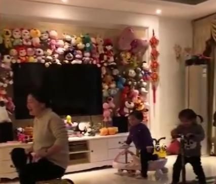 三胞胎|自从有了三胞胎孙女，奶奶就成了这样，画面太温馨了