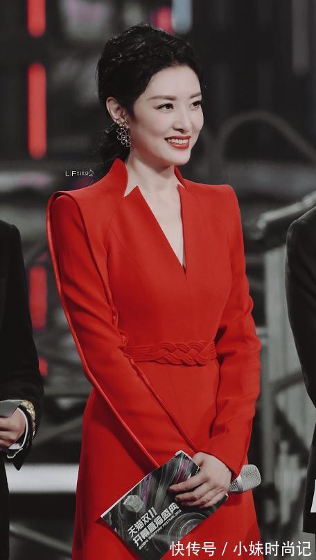 标致美人|岁月从不败美人,周涛穿红色连衣裙端庄优雅,高级精致