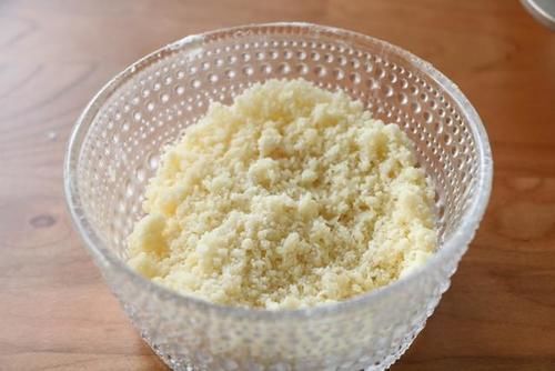 两个鸡蛋,半碗面粉,简单拌一下就可以做成蛋糕,既是早餐又是甜点