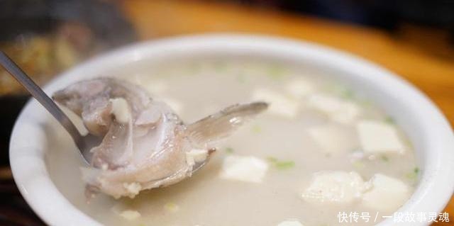 鲫鱼汤加冷水炖还是热水炖好多人都做错了,难怪鱼汤不白也不鲜