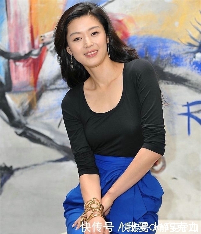 裙子 模特黑衣搭配蓝色裙子清新减龄,笑容甜美迷人